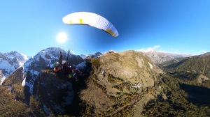 un momento del volo in parapendio biposto in centro valle su Viviere in Val Maira